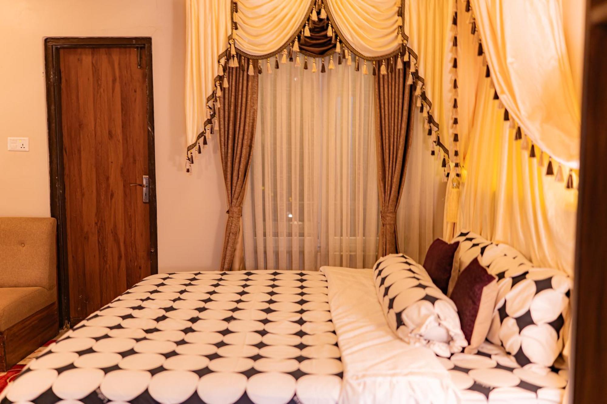 Busy Bee Resort, Pokhara Ngoại thất bức ảnh