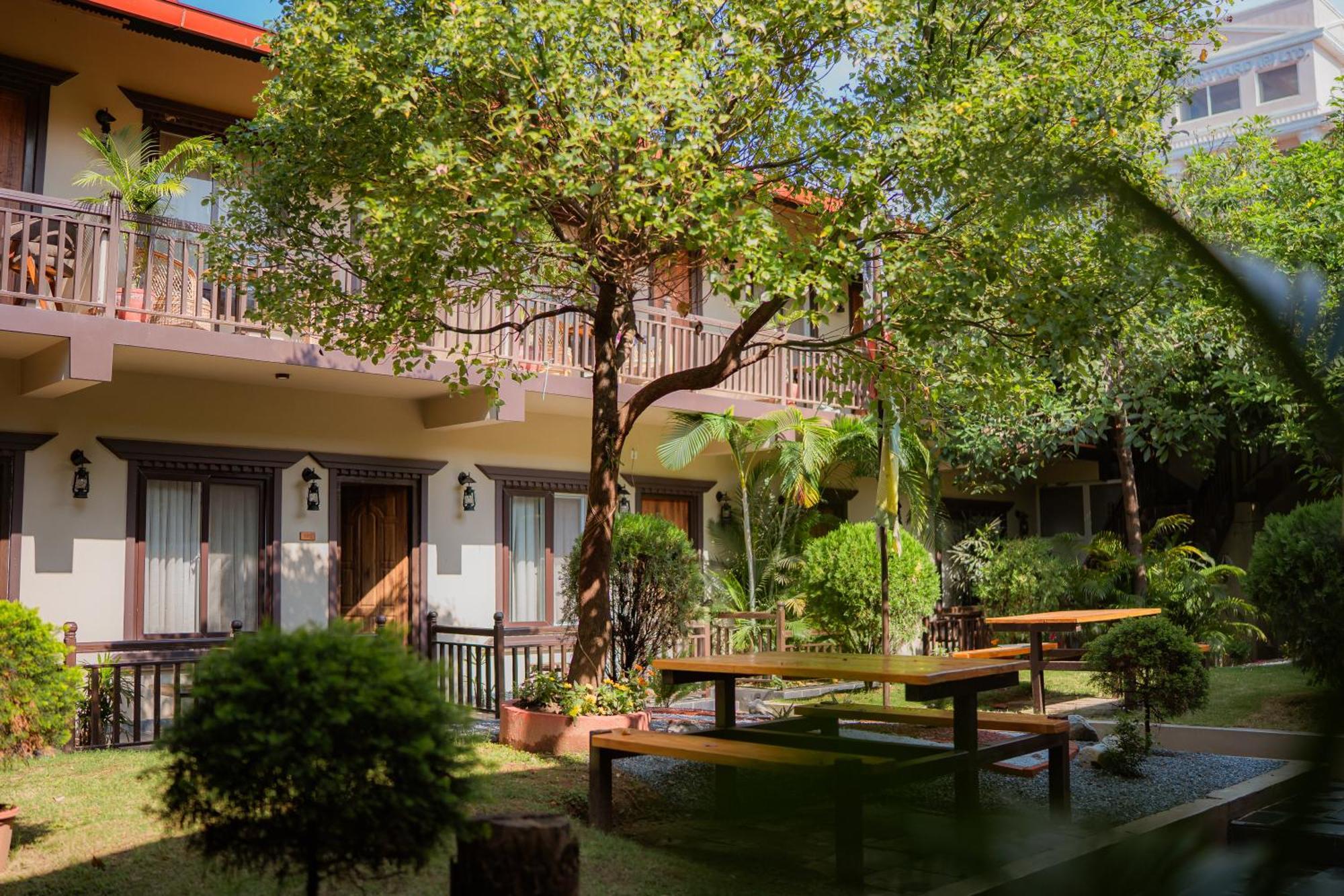 Busy Bee Resort, Pokhara Ngoại thất bức ảnh