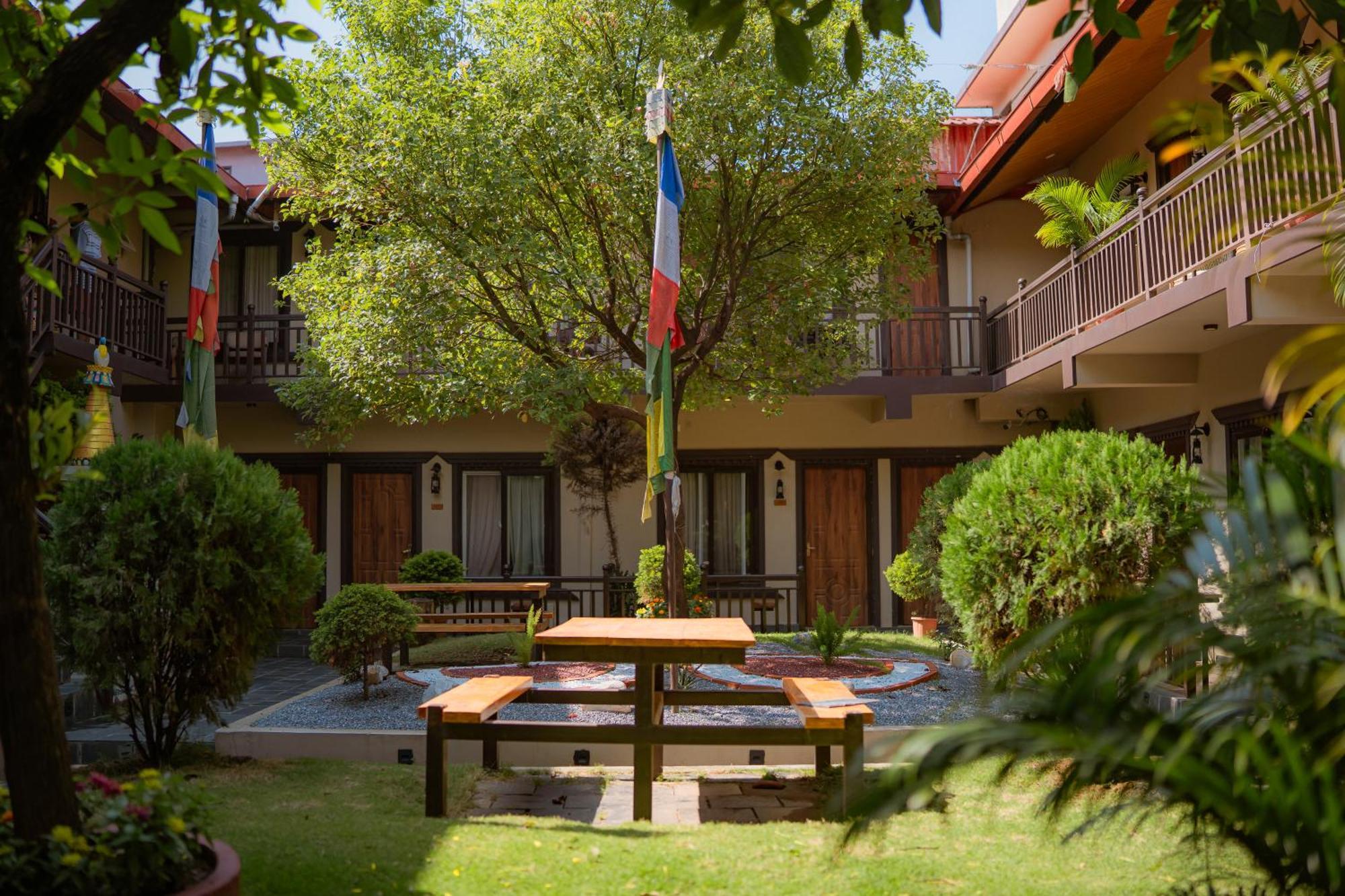 Busy Bee Resort, Pokhara Ngoại thất bức ảnh