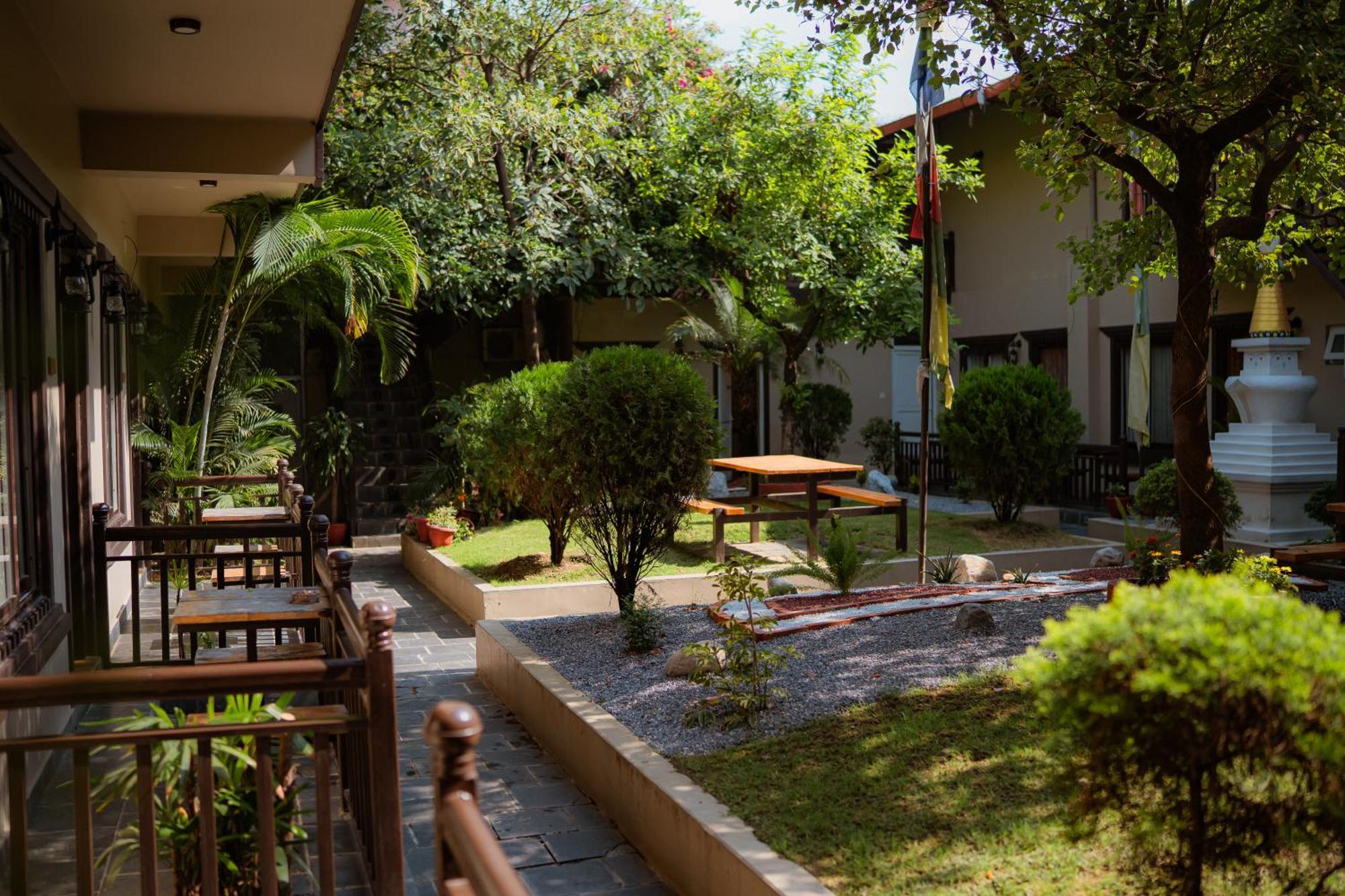 Busy Bee Resort, Pokhara Ngoại thất bức ảnh