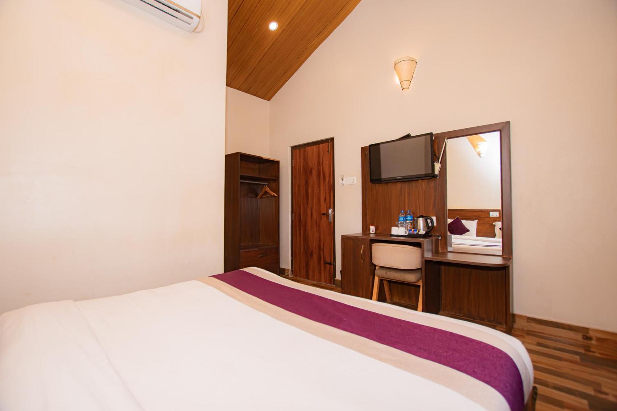 Busy Bee Resort, Pokhara Ngoại thất bức ảnh