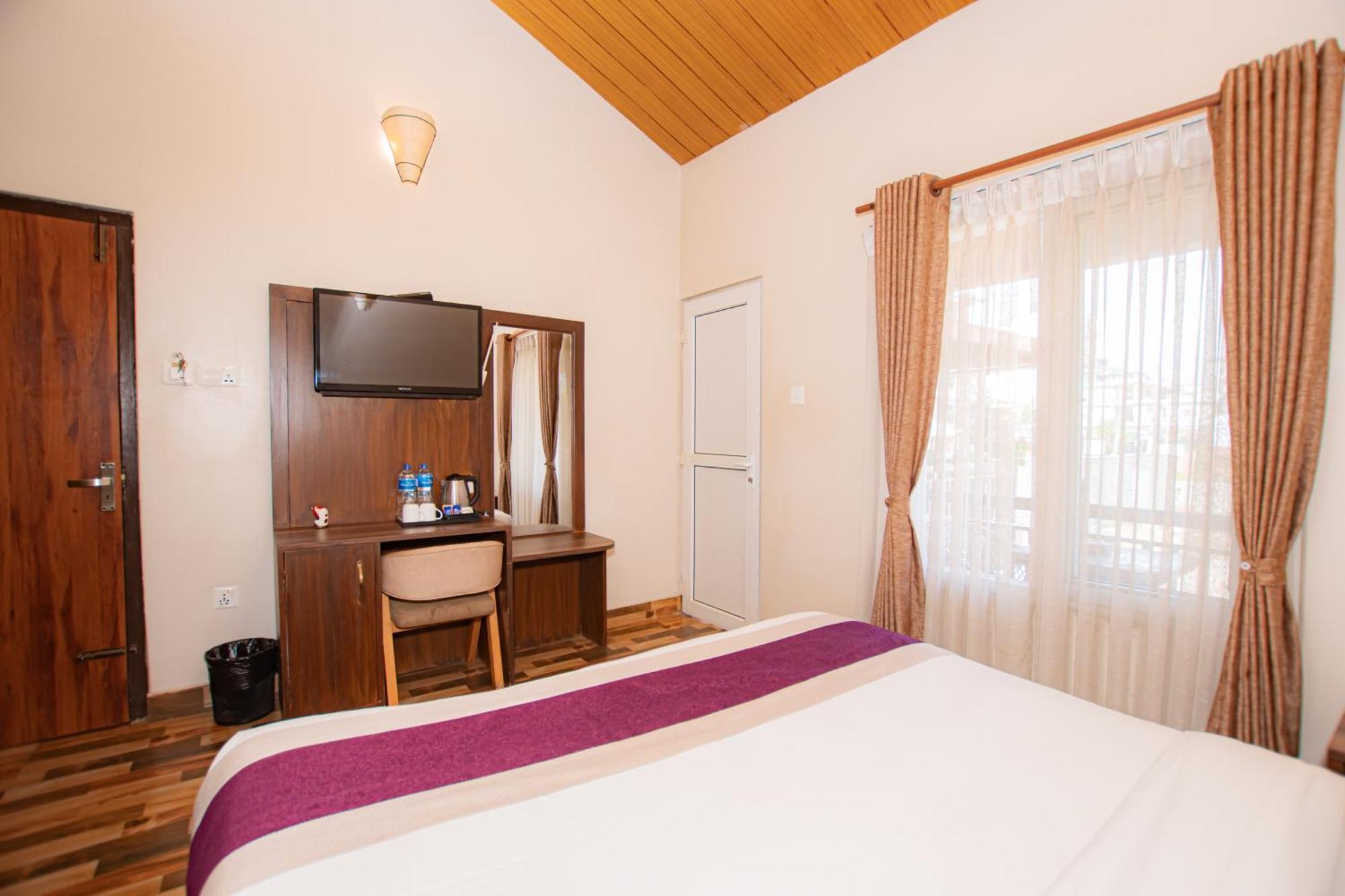 Busy Bee Resort, Pokhara Ngoại thất bức ảnh